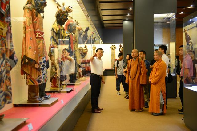 北京桑杰佛教艺术博物馆馆长桑杰向观众介绍展品