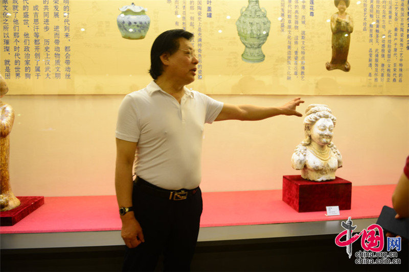 桑杰馆长向观众介绍草原丝路民族文物及佛教艺术精品展