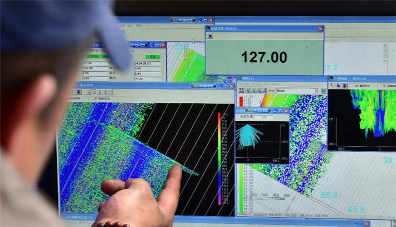 测量人员在监测多波束测深信号（7月3日摄）。