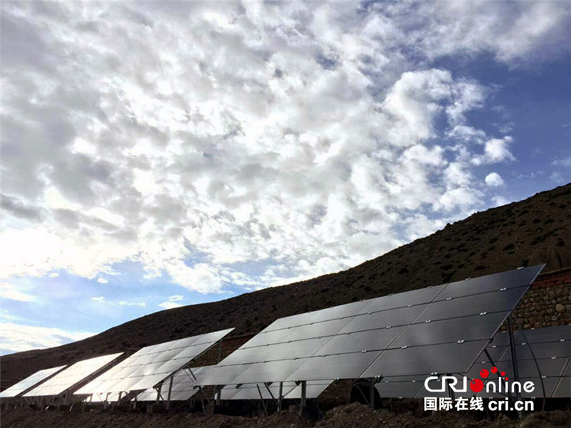 汉能与苹果基金会在阿里捐建的薄膜太阳能电站，也是薄膜发电在西藏的首次试用