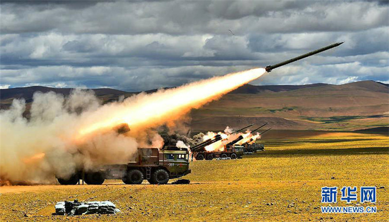 一场实兵实弹战术演练在西藏军区某炮兵团拉开战幕。