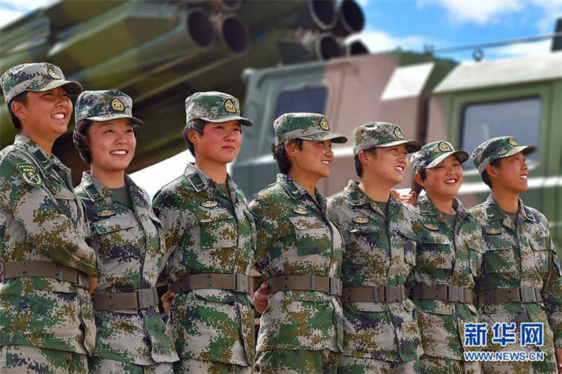 西藏军区首个高原女兵战炮班7名女兵，（从左至右依次是袁远、余曼斐、把晓碟、次仁卓玛、蔡明明、江雨婷、周鑫）在海拔4800米某高寒山地演训。