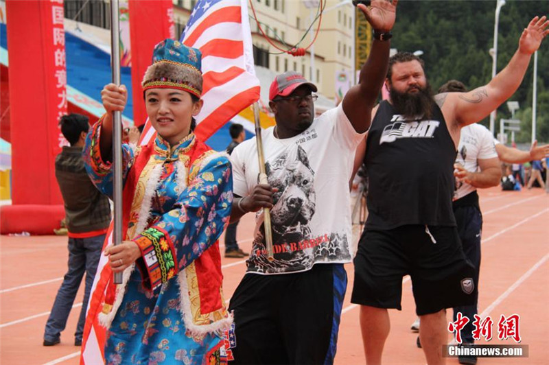 7月10日，甘肃迭部“三大节会”开幕，开幕式上，民族歌舞表演，精彩纷呈，赏心悦目，以及千人盛装打扮，表演锅庄舞，场面盛大。