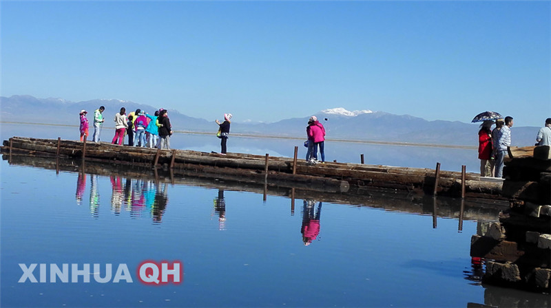 游客在茶卡盐湖游玩。（7月9日摄）