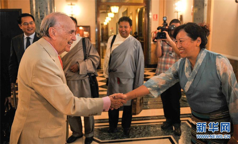 7月17日，在西班牙马德里，西班牙参议院外事委员会主席穆尼奥斯·阿隆索（左）与中国西藏文化交流团成员德吉央珍握手。