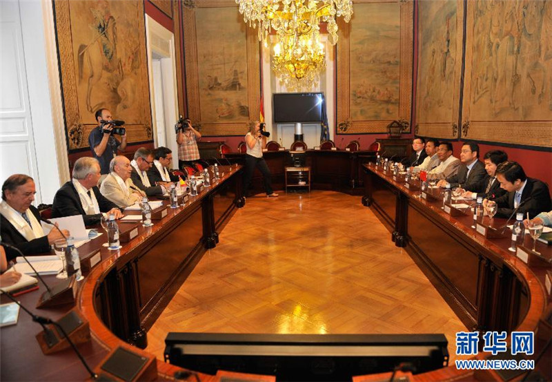7月17日，在西班牙马德里，中国西藏文化交流团成员及中国驻西班牙大使吕凡（右三）会见西班牙参议院外事委员会主席穆尼奥斯·阿隆索（左三）和5名参议员。