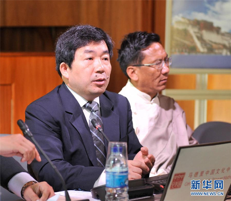  7月17日，在西班牙马德里，中国西藏文化交流团团长、中国社会科学院民族学与人类学研究所所长王延中（左）在座谈会上讲话。