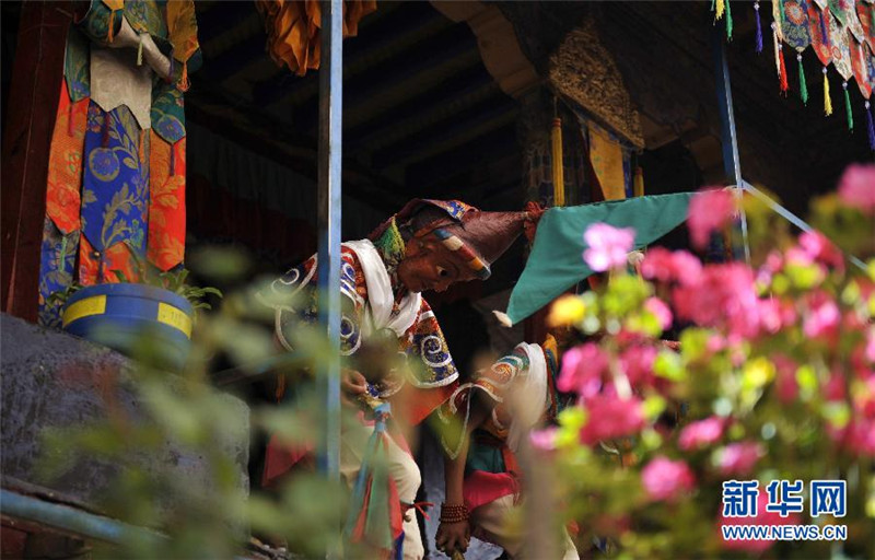 7月20日，西藏拉萨达孜县帕木寺僧人在跳“羌姆”神舞。新华社记者 晋美多吉 摄 