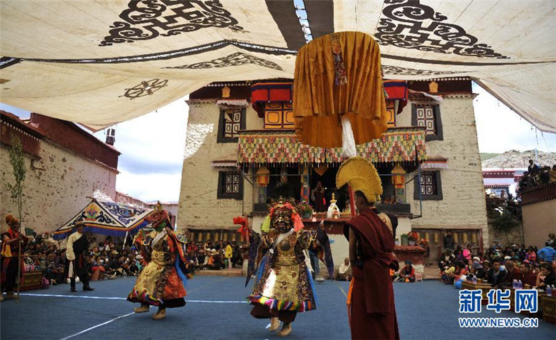 7月20日，西藏拉萨达孜县帕木寺僧人在跳“羌姆”神舞。新华社记者 晋美多吉 摄 