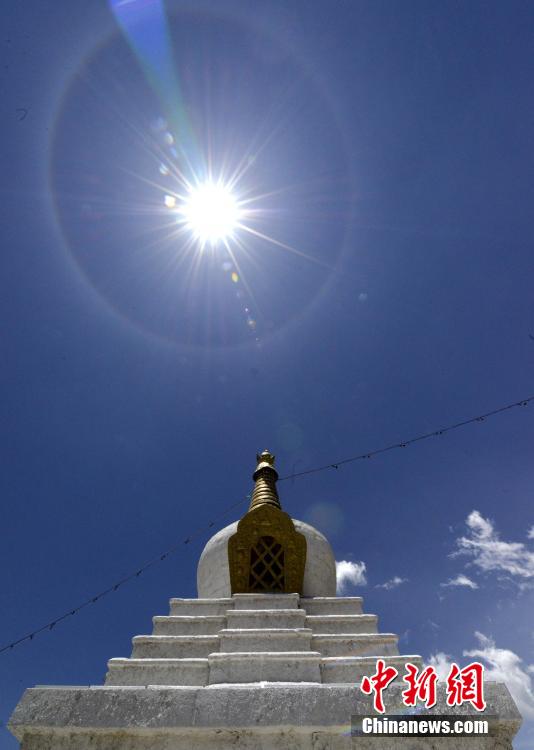 7月21日，拉萨白塔上空出现日晕奇观。