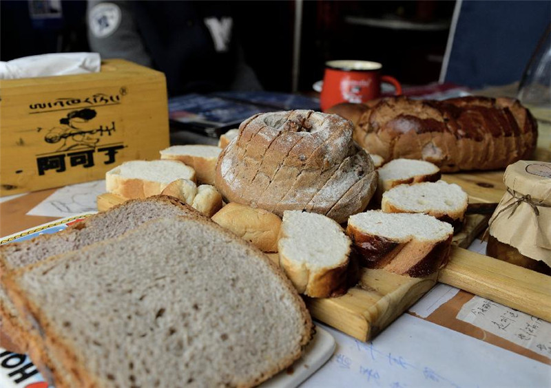 这是“阿可丁藏式面包坊”的几款青稞面包（7月9日摄）。