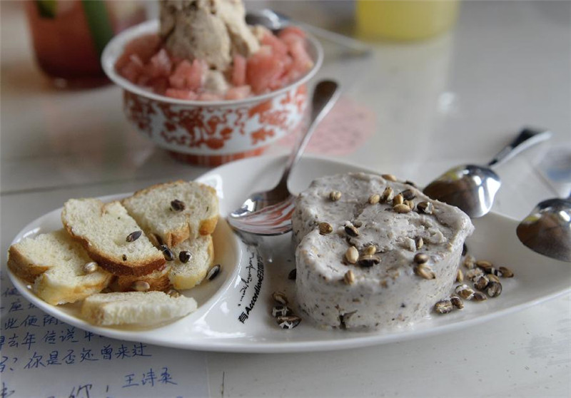 这是“阿可丁藏式面包坊”的手工青稞冰激凌（7月9日摄）。