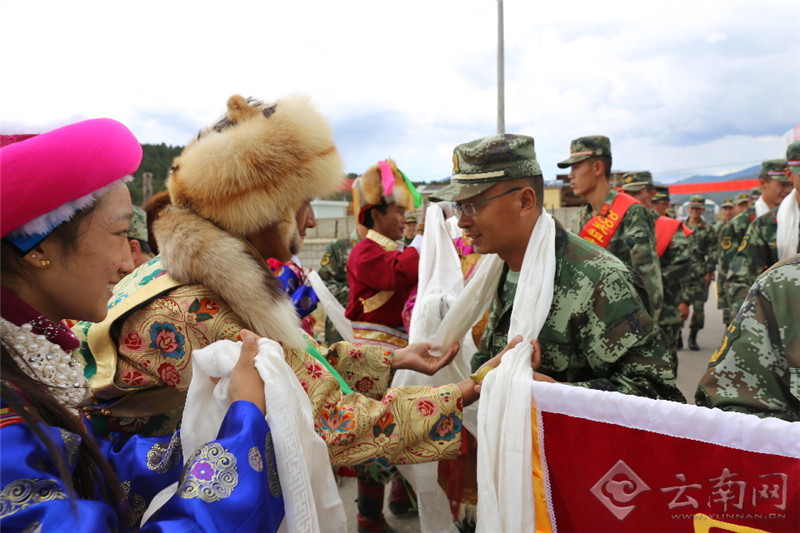 云南藏族群众喜迎武警比武健儿凯旋