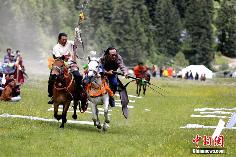 四川甘孜藏区小村落里的赛马节