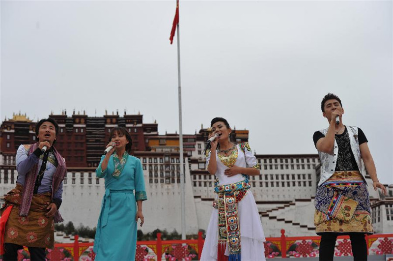 完玛三智、边巴德吉、次仁央宗、扎西顿珠（自左至右）在拉萨布达拉宫广场上演唱歌曲《扎西秀》（8月3日摄）。