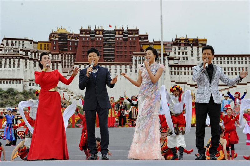 8月3日，歌手曲丹、皓天、伊丽媛、云飞（从左至右）在布达拉宫广场演唱《我们共同的家》。