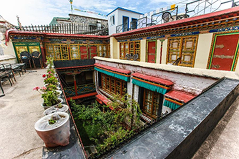 这是8月5日在西藏拉萨八廓街拍摄的洛桑扎西的古宅酒店——林仓。