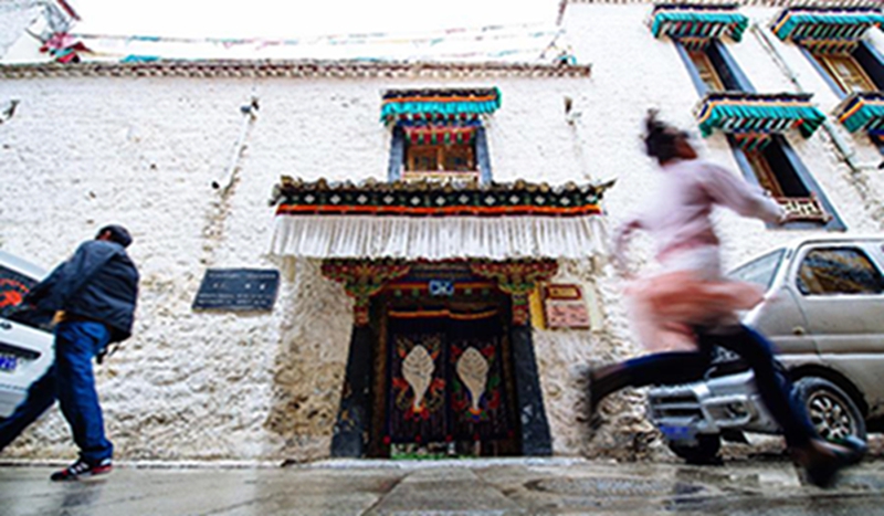    图为西藏拉萨“林仓”酒店大门（8月6日摄）。