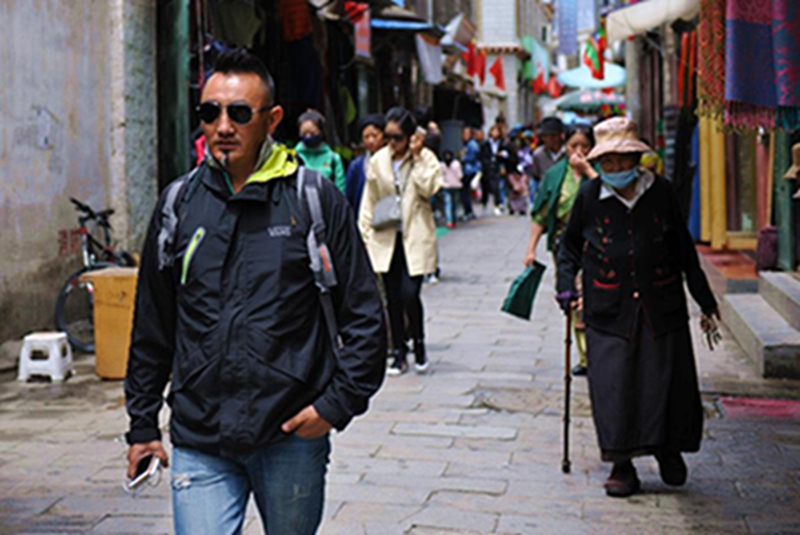 洛桑扎西走在拉萨老城区街道上（8月6日摄）。