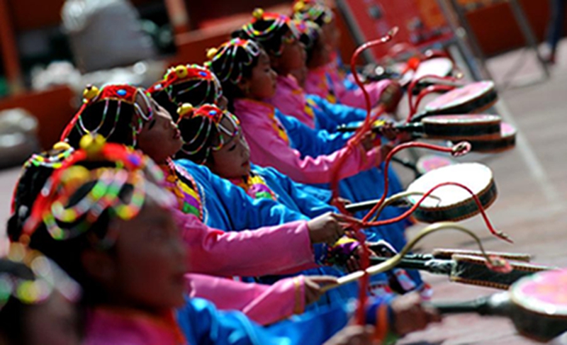 拉萨市城关区第二小学的学生在“六一”儿童节上表演传统热巴舞（2011年6月1日摄）。