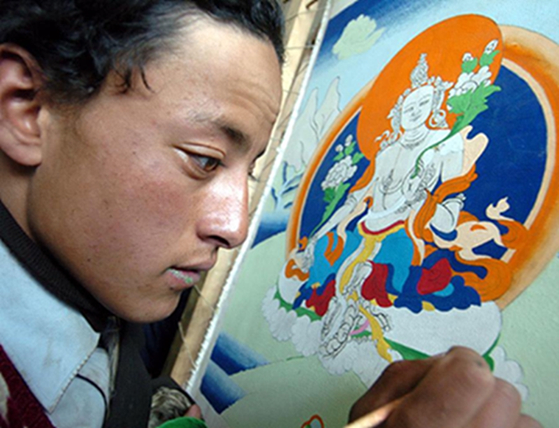藏北当雄县职业技术学校的学生扎西在画唐卡（2005年4月25日拍摄）。