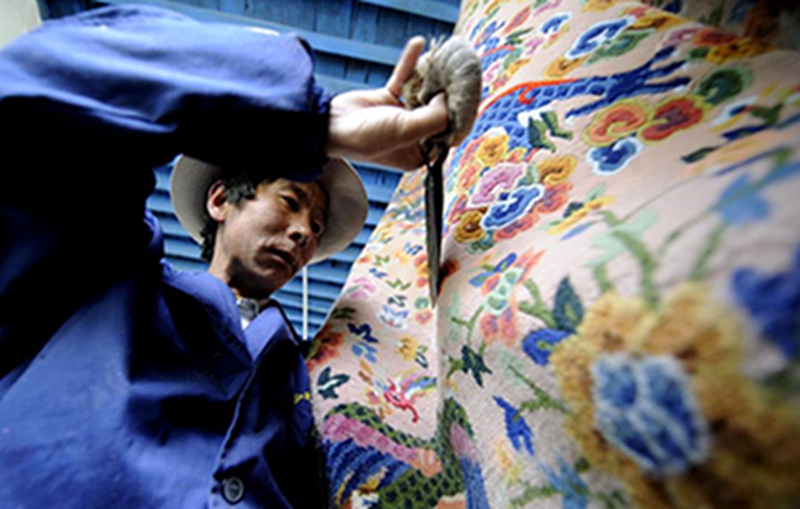 藏北当雄县职业技术学校的学生扎西在画唐卡（2005年4月25日拍摄）。