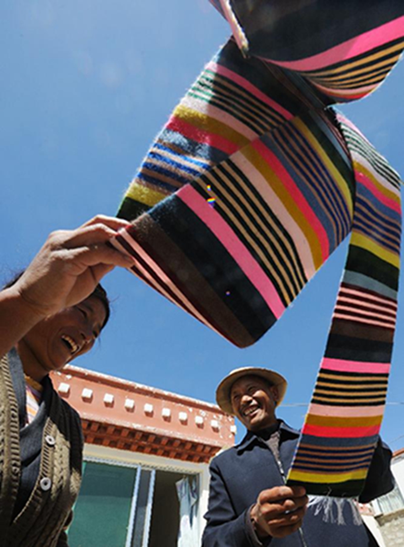    西藏杰德秀镇藏式围裙“邦典”技艺传承人格桑夫妇在晾晒“邦典”（2010年3月17日摄）。