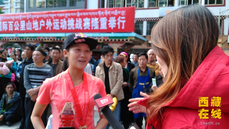 四川甘孜环贡嘎山国际户外运动挑战赛女子100公里组第一名是位北京选手。侯彤摄