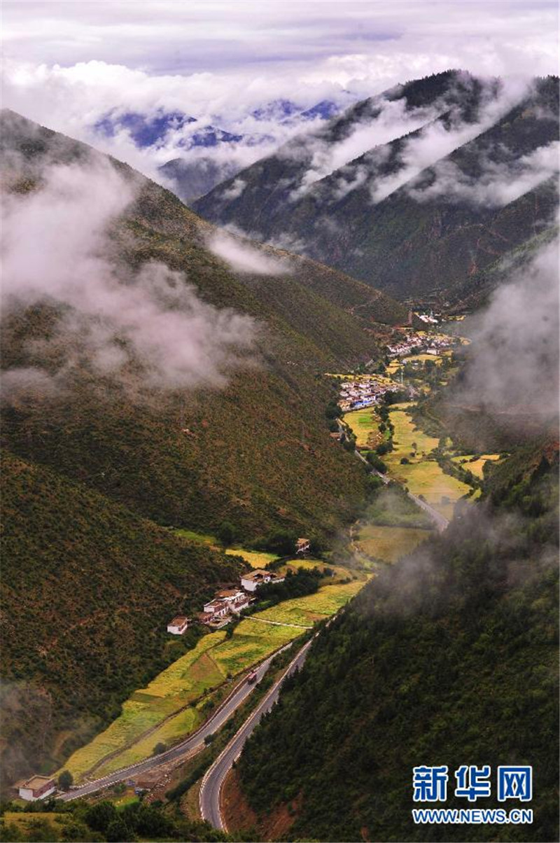 西藏昌都市八宿县境内318国道旁的一个村庄（8月4日摄）。