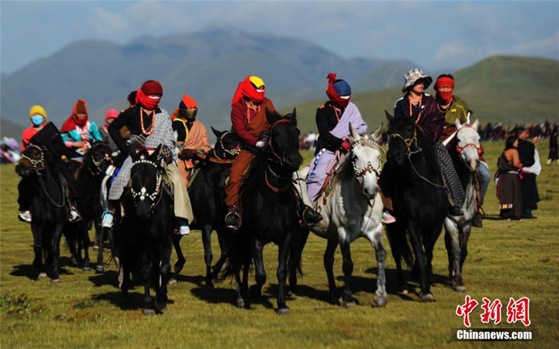 每年赛马会，参加赛马的骑手约有30多名，都是各部落预选出的年龄在6岁一12岁的少年儿童骑手。赛马前十天半月，牧民们就开始驯马。 杨艳敏 摄