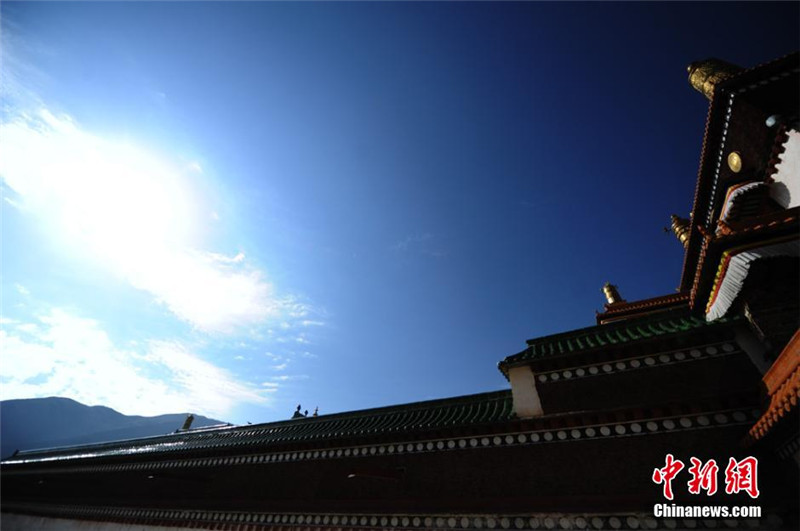 8月25日，“世界藏学府”拉卜楞寺在秋日的阳光普照下更显安详，殿堂、喇嘛、藏族信众构成的藏地胜景引人陶醉。