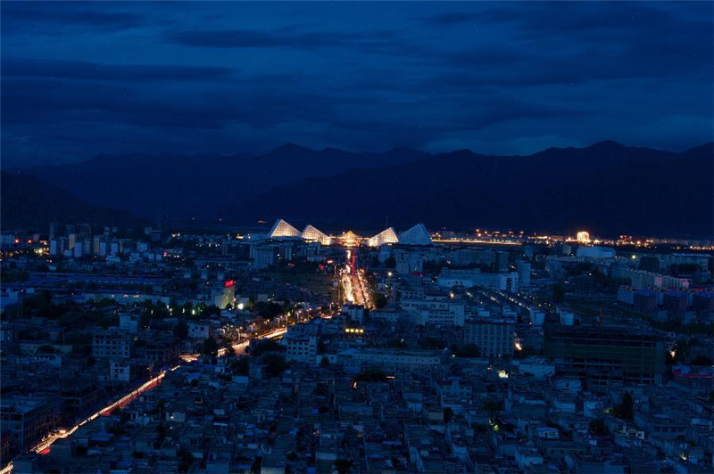 这是8月13日拍摄的拉萨夜景。