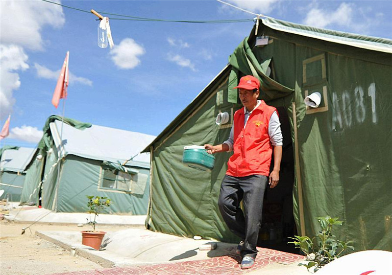 加措在日喀则市桑珠孜区安置点忙碌（8月25日摄）。