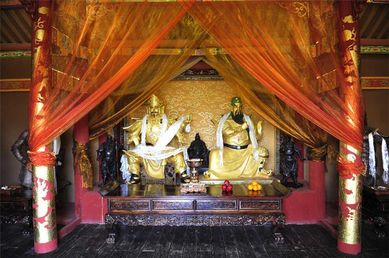 “关帝格萨拉康”大殿中的关帝像（右）（2013年4月17日摄）。 