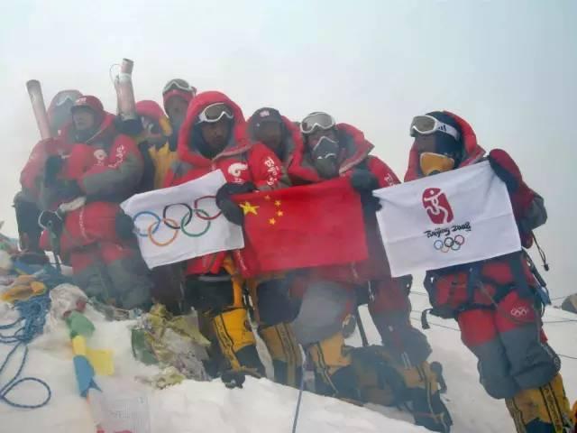 2008年5月8日，北京奥运火炬成功登顶珠峰，是人类首次将圣火送上地球之巅，成为奥林匹克运动历史上的一次壮举。