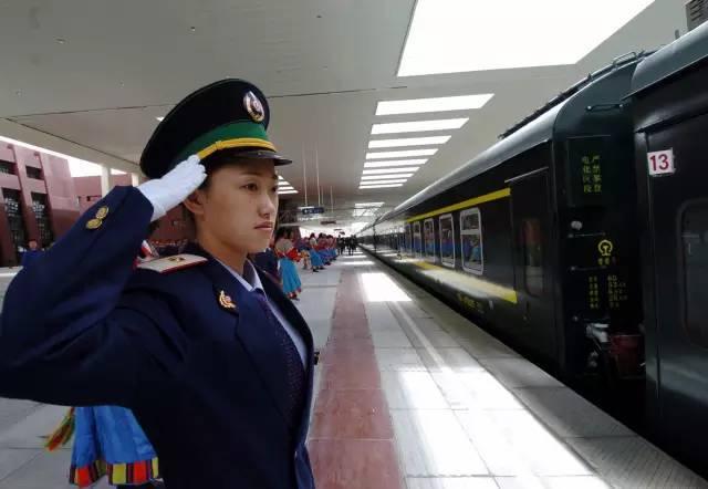 2006年7月1日，青藏铁路全线通车，成为中国乃至世界铁路建设史上的一大奇迹，对西藏政治、经济、文化等方面产生巨大推动作用。