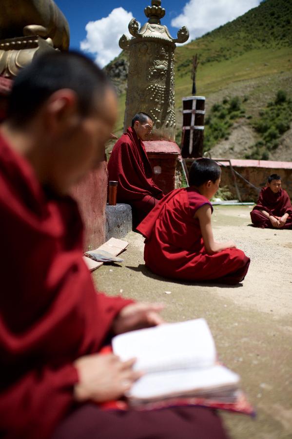 达隆寺夏仲活佛（右三）在检查僧人们的学经情况（8月8日摄）。