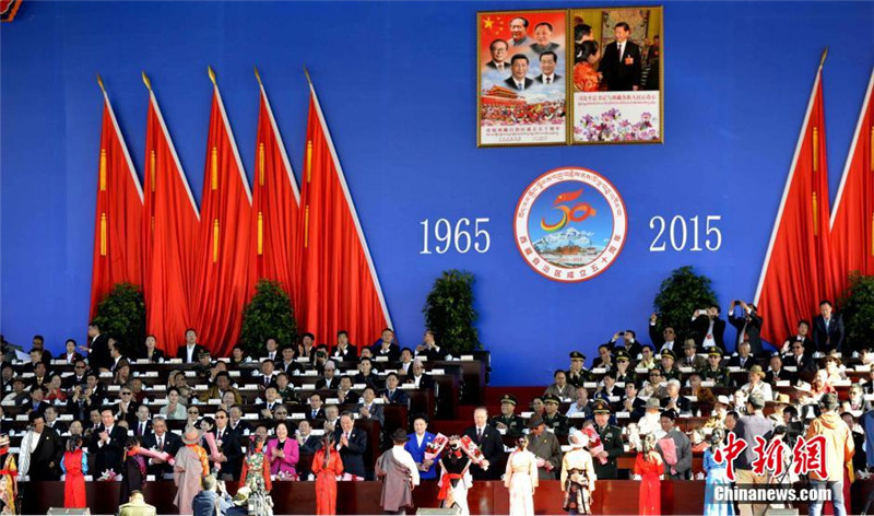 9月8日，少年儿童向主席台就坐的领导献花。纪念西藏自治区成立50年庆祝大会当天上午在拉萨隆重举行。 中新社发 李林 摄