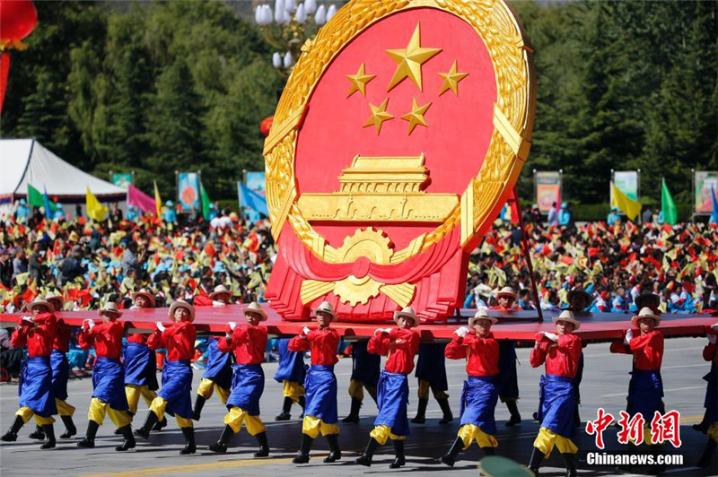 9月8日，西藏自治区成立50周年庆祝大会在拉萨布达拉宫广场隆重举行。 中新社发 盛佳鹏 摄