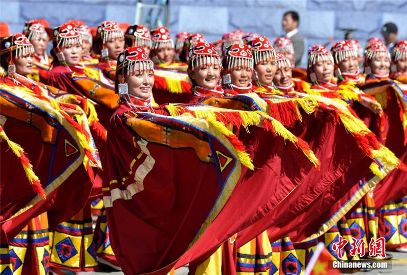 9月8日，阿里地区的表演方队。纪念西藏自治区成立50年庆祝大会当天上午在拉萨隆重举行。 中新社发 李林 摄