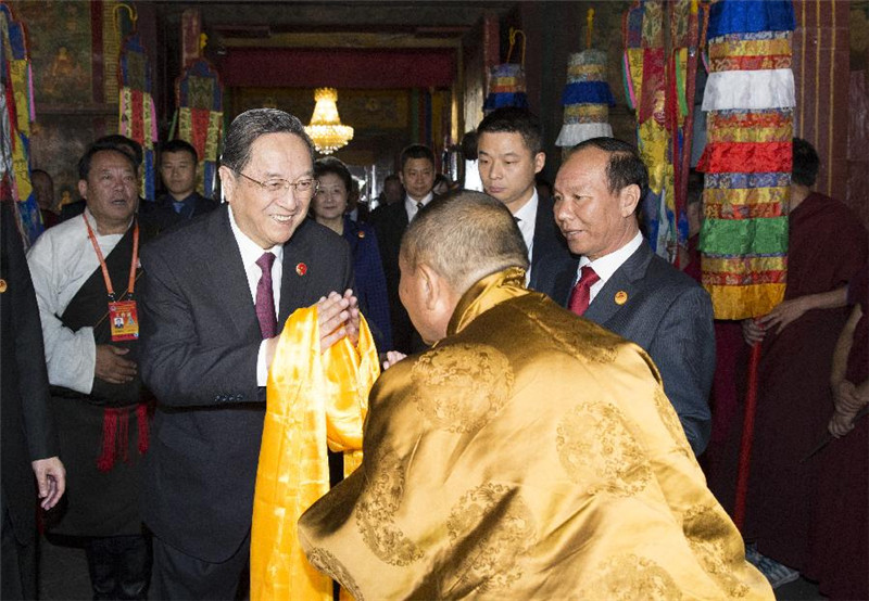 9月7日，正在拉萨出席西藏自治区成立50周年庆祝活动的中共中央政治局常委、全国政协主席、中央代表团团长俞正声来到大昭寺，看望慰问西藏宗教界爱国人士。新华社记者 黄敬文 摄