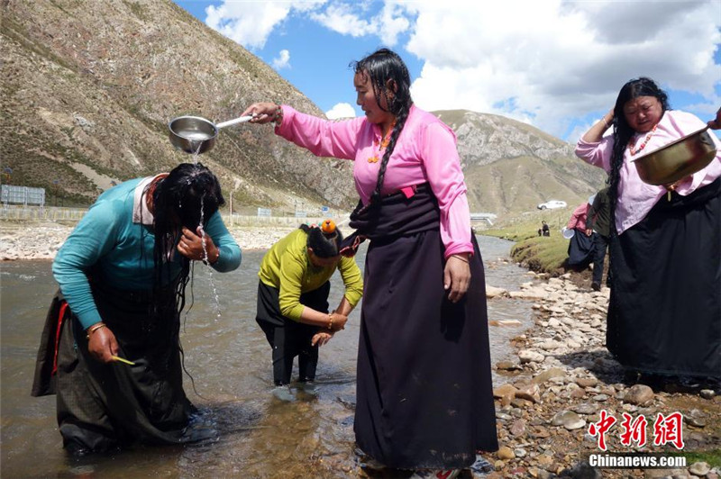 青海玉树藏族民众喜迎传统“沐浴节”