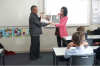 9月15日，西藏美协副主席巴玛扎西和墨尔本半岛学校的中文老师向学生展示中国西部画家的画册。(中国网记者 王茜摄)