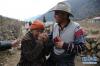 5月2日，在西藏自治区定日县绒辖乡陈塘自然村，79岁的其梅老人拉着定日县县长王珅的手，讲述地震来袭时的惊恐。新华社记者薛文献摄