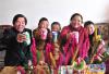 2月18日，家住拉萨市和美家园小区的汉、藏团结家庭王辉（左一）一家五口，在搬入不久的廉租房内欢度新年。新华社记者刘坤摄