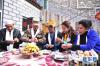 2月15日，在拉萨市城关区吉日社区，各族各界群众代表在一起包饺子，喜迎春节和藏历新年。新华社记者刘坤摄