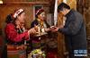 西藏日喀则江洛康桑居委会居民次仁旺姆（左）与女儿德央（中）在家中向前来拜访的汉族朋友敬酒（1月22日摄）。新华社记者 刘东君 摄