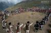 羌族群众在祭典活动中载歌载舞。
