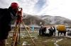 9月24日，建设者冒着寒冷的天气在海拔3800的青海果洛藏族自治州玛沁县境内施工作业。