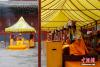 9月28日，在万福阁殿院内，僧人们依照藏传佛教仪轨垒起供台，在雍和宫胡雪峰住持带领下举行俗称“火供”的息灾护摩法会。